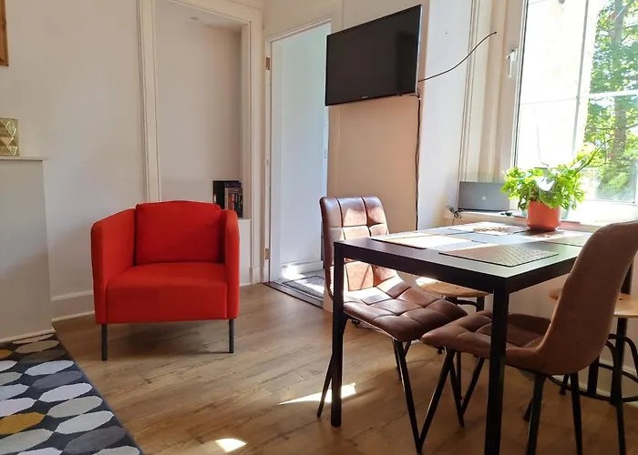 Charming Victorian Apartment, Close To Centre